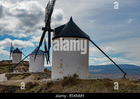 Drei alte Windmühlen auf einem Hügel in der spanischen Provinz La Mancha Stockfoto