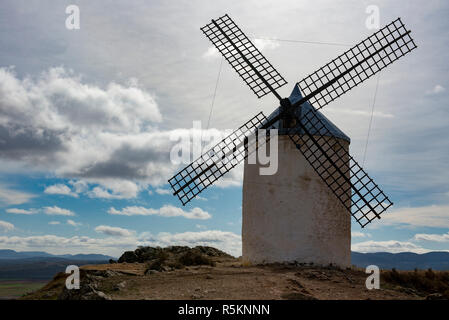 Eine alte Windmühle auf einem Hügel in der spanischen Provinz La Mancha Stockfoto