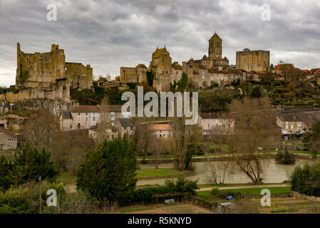 Mittelalterliche Ortschaft Chauvigny auf dem Fluss Vienne in der Nouvelle Region Aquitaine der westlichen Frankreich Stockfoto