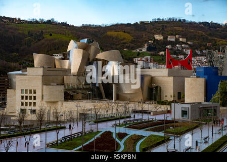 Blick auf das Guggenheim Museum in Bilbao, Spanien und die umliegenden Hügel Stockfoto