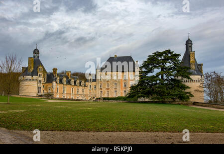 Das Château de Touffou entlang des Flusses Vienne im ländlichen Frankreich Stockfoto