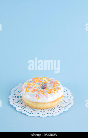 Deckchen bunte Donuts Stockfoto
