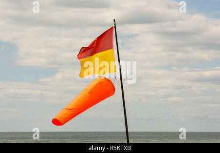 Rettungsschwimmer Fahne mit Windsack am Strand von Brighton, East Sussex, England Stockfoto