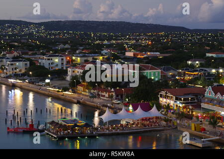 Kralendjik, Bonaire bei Dämmerung von einem Schiff im Hafen Stockfoto