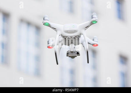 Drone Bespitzelung durch das Haus Fenster Stockfoto