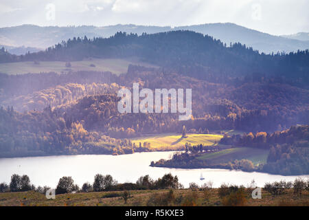 See hinter Ausläufern der Tatra. Herbst Sonnenuntergang Stockfoto