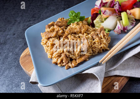 Fleisch Streifen in würzig süß-saurer Sauce und grünem Salat Stockfoto