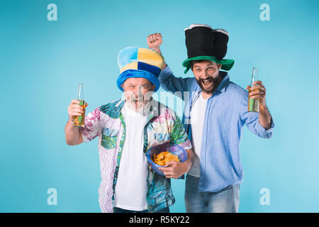 Die zwei Fußballfans auf blau Stockfoto