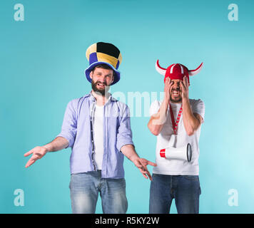 Die zwei Fußballfans auf blau Stockfoto