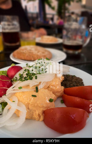 Obatzda in einem Biergarten in Bayern Stockfoto