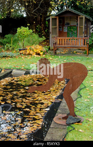 Teich mit Metall Skulptur an ascog Halle Garten und in der Nähe von Fernery Rothesay auf der Isle of Bute, Argyll, Schottland im Herbst. Stockfoto