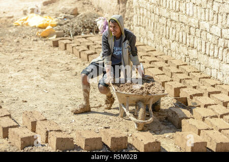 01-03-15, Marrakesch, Marokko. Herstellung von Ziegeln aus Lehm und Stroh im sub-Atlas Berber Region. Ziegel trocknen in der Sonne. Foto: © Simon Grosset Stockfoto