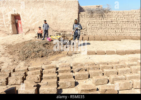 01-03-15, Marrakesch, Marokko. Herstellung von Ziegeln aus Lehm und Stroh im sub-Atlas Berber Region. Ziegel trocknen in der Sonne. Foto: © Simon Grosset Stockfoto