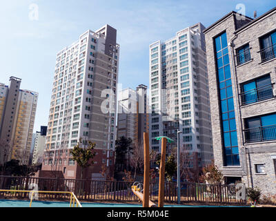 Der Spielplatz für Kinder und großen Gebäuden in den reichen Bereich Yeosu/Stadt. Südkorea Stockfoto