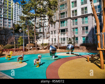 Der Spielplatz für Kinder und großen Gebäuden in den reichen Bereich Yeosu/Stadt. Südkorea Stockfoto