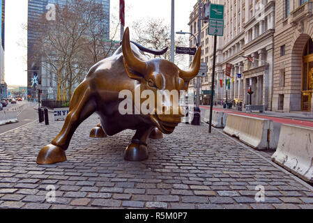 Als Symbol des Kapitalismus und Wohlstand bekannt, die wütenden Stier ist ein Symbol für die Wall Street und beliebte Touristenattraktion in Downtown Manhattan. Stockfoto