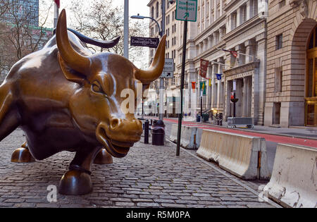 Als Symbol des Kapitalismus und Wohlstand bekannt, die wütenden Stier ist ein Symbol für die Wall Street und beliebte Touristenattraktion in Downtown Manhattan. Stockfoto