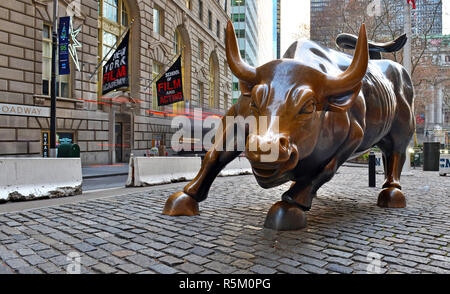 Als Symbol des Kapitalismus und Wohlstand bekannt, die wütenden Stier ist ein Symbol für die Wall Street und beliebte Touristenattraktion in Downtown Manhattan. Stockfoto