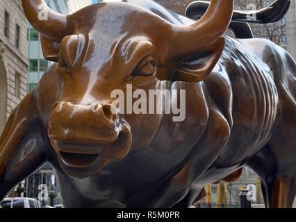 Als Symbol des Kapitalismus und Wohlstand bekannt, die wütenden Stier ist ein Symbol für die Wall Street und beliebte Touristenattraktion in Downtown Manhattan. Stockfoto