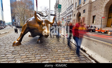 Als Symbol des Kapitalismus und Wohlstand bekannt, die wütenden Stier ist ein Symbol für die Wall Street und beliebte Touristenattraktion in Downtown Manhattan. Stockfoto