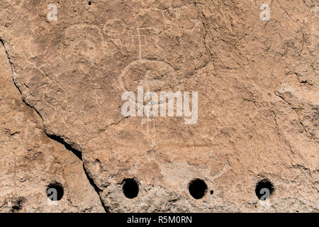 Alte Felszeichnungen geschnitzt in eine Felswand am Bandelier National Monument in New Mexico Stockfoto