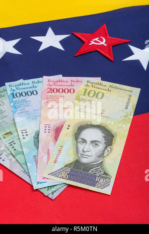 Venezuela Fahne mit Hammer und Sichel, + wertlos Bolivar Fuerte ('starke') Banknote - für Hyperinflation in Venezuela Wirtschaft. Siehe ADDIT. Hinweise Stockfoto