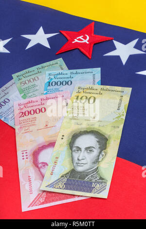 Venezuela Fahne mit Hammer und Sichel, + wertlos Bolivar Fuerte ('starke') Banknote - für Hyperinflation in Venezuela Wirtschaft. Siehe ADDIT. Hinweise Stockfoto