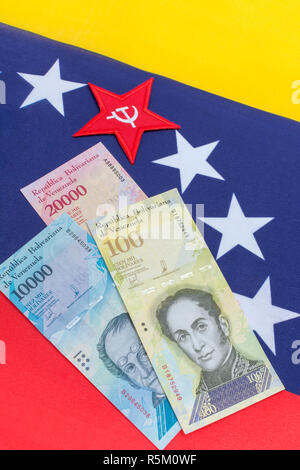 Venezuela Fahne mit Hammer und Sichel, + wertlos Bolivar Fuerte ('starke') Banknoten - für Hyperinflation in Venezuela Wirtschaft. Siehe ADDIT. Hinweise Stockfoto