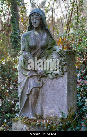 Statue einer trauernden Frau auf einem Friedhof in Berlin Frohnau Stockfoto