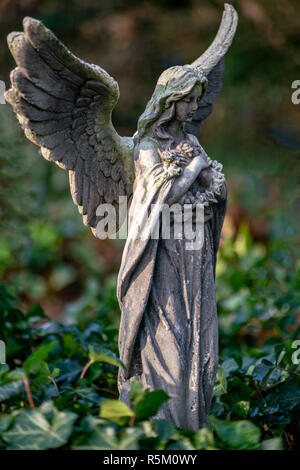 Statue einer trauernden Frau auf einem Friedhof in Berlin Frohnau Stockfoto