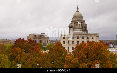 Seine ein bewölkter Tag aber die Luftaufnahme zeigt die Farbe der Blätter im Herbst in Providence RI Stockfoto