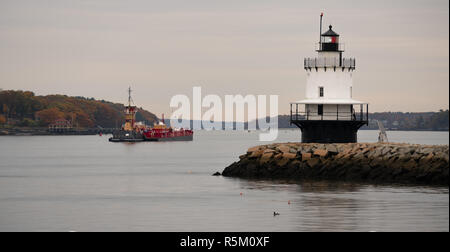 Frühjahr Punkt Vorsprung Leuchtturm in Portland Maine ist ein gefährliches Hindernis auf der Westseite des Main Versand Kanal in Portland Harbour. Stockfoto