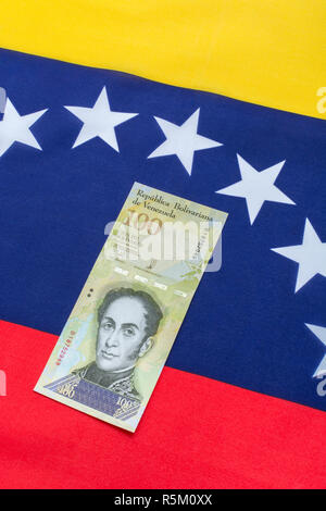 Venezuela Flagge mit wertlosen Bolivar Fuerte ('starke') Banknote - für Hyperinflation in Venezuela Wirtschaft. Siehe ADDIT. Hinweise Stockfoto