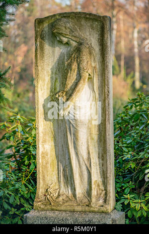 Statue einer trauernden Frau auf einem Friedhof in Berlin Frohnau Stockfoto