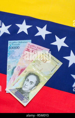 Venezuela Flagge mit wertlosen Bolivar Fuerte ('starke') Banknoten - für Hyperinflation in Venezuela Wirtschaft. Siehe ADDIT. Hinweise Stockfoto