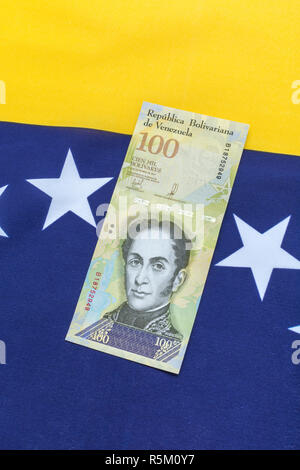 Venezuela Flagge mit wertlosen Bolivar Fuerte ('starke') Banknote - für Hyperinflation in Venezuela Wirtschaft. Siehe ADDIT. Hinweise Stockfoto