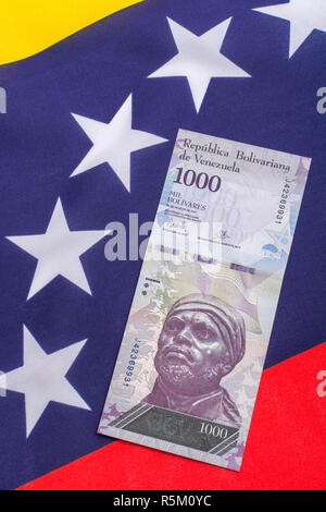 Venezuela Flagge mit wertlosen Bolivar Fuerte ('starke') Banknote - für Hyperinflation in Venezuela Wirtschaft. Siehe ADDIT. Hinweise Stockfoto