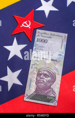 Venezuela Fahne mit Hammer und Sichel, + wertlos Bolivar Fuerte ('starke') Banknote - für Hyperinflation in Venezuela Wirtschaft. Siehe ADDIT. Hinweise Stockfoto