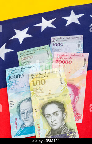 Venezuela Flagge mit wertlosen Bolivar Fuerte ('starke') Banknoten - für Hyperinflation in Venezuela Wirtschaft. Siehe ADDIT. Hinweise Stockfoto