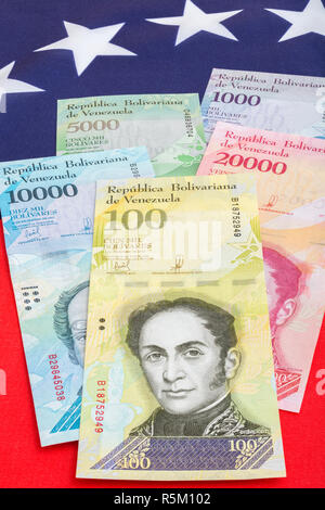 Venezuela Flagge mit wertlosen Bolivar Fuerte ('starke') Banknoten - für Hyperinflation in Venezuela Wirtschaft. Siehe ADDIT. Hinweise Stockfoto