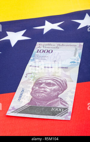Venezuela Flagge mit wertlosen Bolivar Fuerte ('starke') Banknote - für Hyperinflation in Venezuela Wirtschaft. Siehe ADDIT. Hinweise Stockfoto