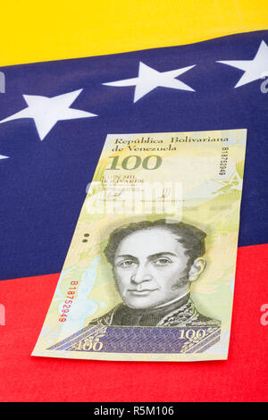 Venezuela Flagge mit wertlosen Bolivar Fuerte ('starke') Banknote - für Hyperinflation in Venezuela Wirtschaft. Siehe ADDIT. Hinweise Stockfoto