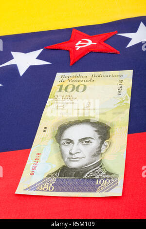 Venezuela Fahne mit Hammer und Sichel, + wertlos Bolivar Fuerte ('starke') Banknote - für Hyperinflation in Venezuela Wirtschaft. Siehe ADDIT. Hinweise Stockfoto