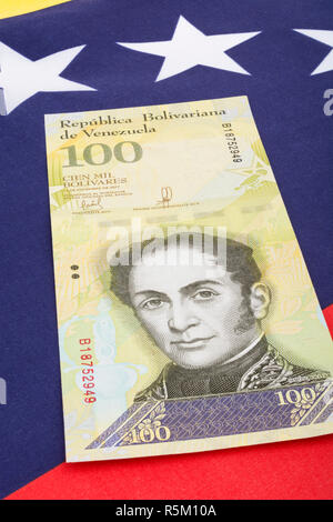 Venezuela Flagge mit wertlosen Bolivar Fuerte ('starke') Banknote - für Hyperinflation in Venezuela Wirtschaft. Siehe ADDIT. Hinweise Stockfoto