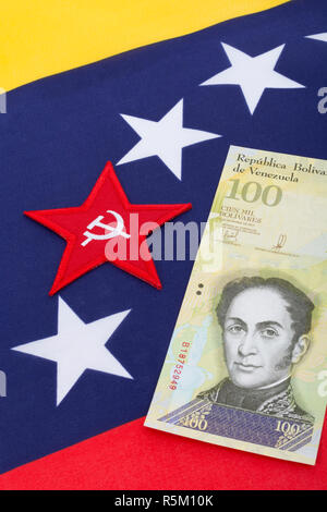 Venezuela Fahne mit Hammer und Sichel, + wertlos Bolivar Fuerte ('starke') Banknote - für Hyperinflation in Venezuela Wirtschaft. Siehe ADDIT. Hinweise Stockfoto