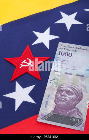 Venezuela Fahne mit Hammer und Sichel, + wertlos Bolivar Fuerte ('starke') Banknote - für Hyperinflation in Venezuela Wirtschaft. Siehe ADDIT. Hinweise Stockfoto