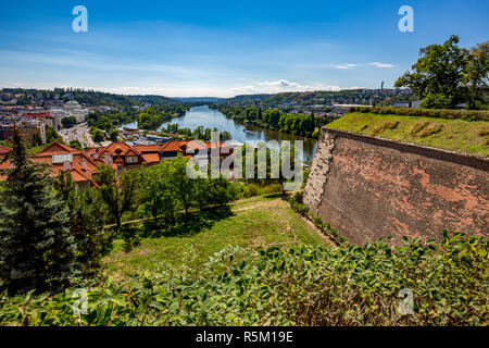 Prag von oben mit Moldau. Erstaunlich bunten Sommer Stadtbild mit grünem Gras, Büsche und Bäume in der Front, Ansicht von der Innenstadt Stockfoto