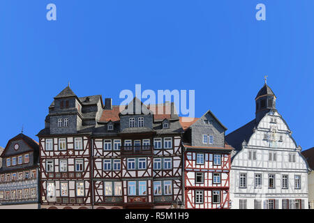 Reihe von Häusern mit Fachwerkhäusern auf dem Marktplatz in Butzbach Stockfoto