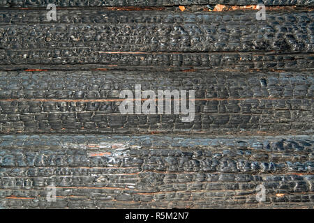 Textur von Verkohlten anmeldet. Verbrannte Holz verkohlte Haus Textur anmelden. closeup Stockfoto