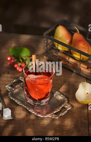 Glas Cider pear Cocktail oder Limonade, Zimtstangen, Anis Sterne auf Holz- Hintergrund. Stockfoto